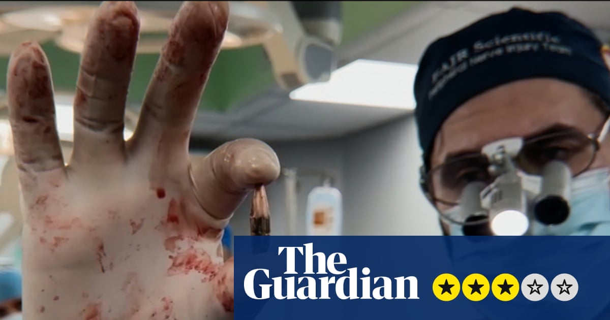 مراجعة المهمة – جراح ينقذ الأرواح في غزة التي مزقتها الحرب في صورة عميقة للقدرة البشرية على التحمل