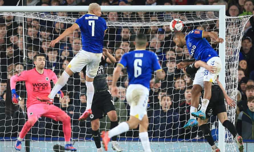 Salomón Rondón heads in Andros Townsend’s cross to double Everton’s lead against Boreham Wood.