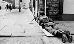 English Troops In Belfast, Ireland<br>UNITED KINGDOM - AUGUST 18: A British soldier lying flat on the ground in a street of Belfast, machine gun in hand. Violent confrontations took place in the British province of Northern Ireland, especially in Belfast where the Catholic community held demonstrations to defend their rights. British authorities sent in troops to reestablish order. (Photo by Keystone-France/Gamma-Keystone via Getty Images)