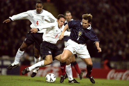 Southgate’s history lesson shines light on fierce England-Scotland rivalry | England 6 Gareth Southgate takes on Scotland’s Billy Dodds during the Euro 2000 playoff second leg match at Wembley, which England lost 1-0