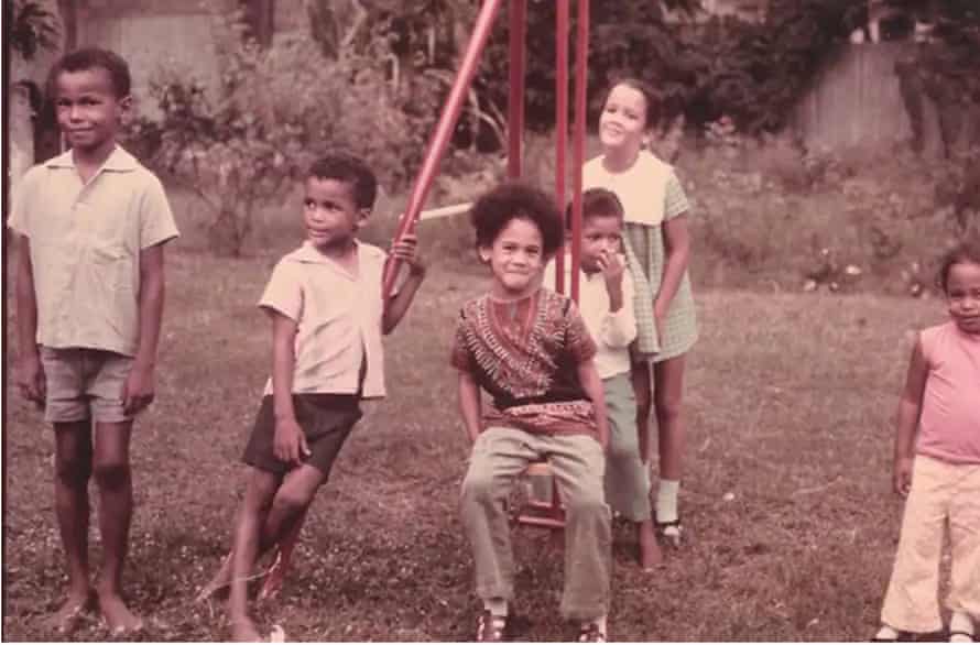 Kamala Harris et sa sœur Maya (à l'extrême droite) passent du temps avec leurs cousins ​​en Jamaïque sur une photo non datée.