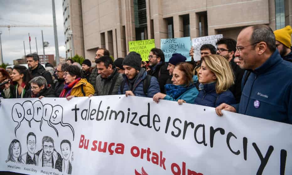 Protesters gather in front of an Istanbul courthouse, in support of the group of academics charged with terror offences.