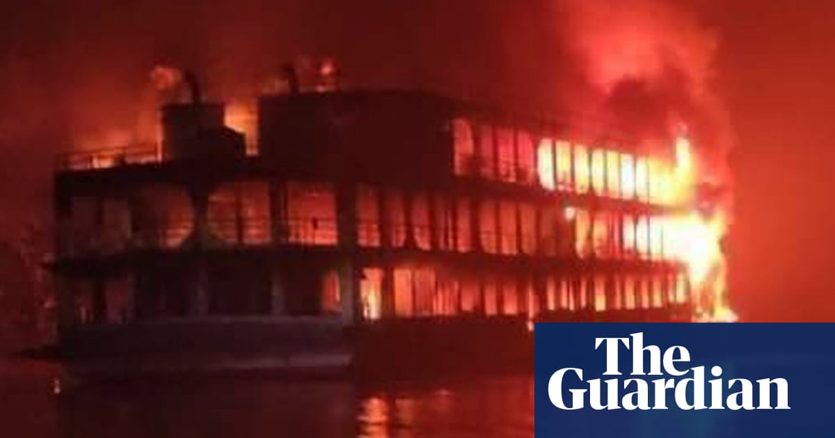 Bangladesh: dozens dead after fire sweeps through ferry – video