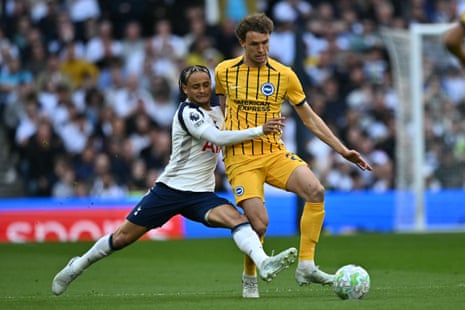 Xavi Simons tries to get around Mats Wieffer.