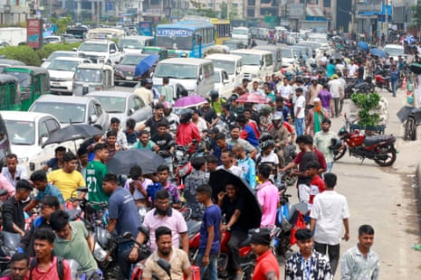 शनिवार, 18 अप्रैल, 2026 को ढाका, बांग्लादेश में ईंधन की कमी की आशंका के बीच लोग ईंधन भरने के लिए पेट्रोल पंपों पर लंबी कतार में इंतजार कर रहे थे।