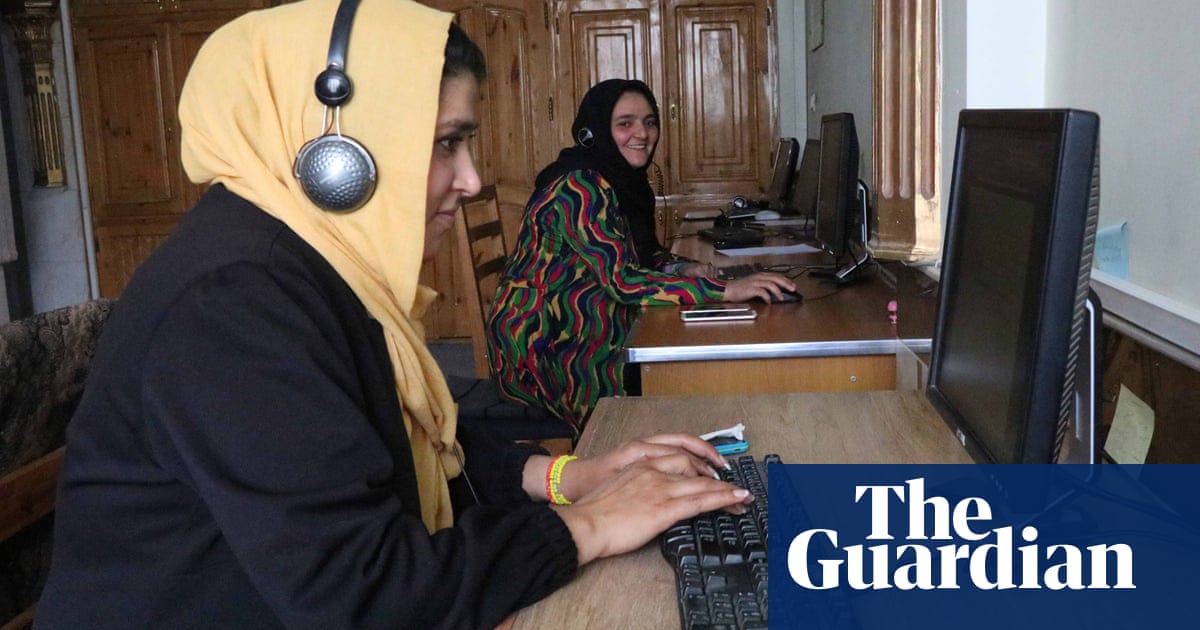 Female presenter interviews Taliban spokesman on Afghanistan television