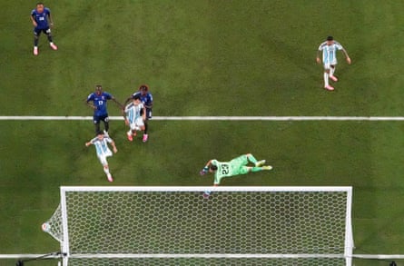 Sidny Lopes Cabral’s changeable beats Argentina’s goalkeeper Emi Martínez.