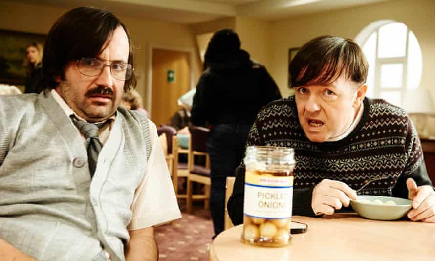 David Earl, kairėje, kaip Kevas ir Ricky Gervais kaip Derekas.