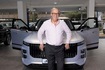 Steve Young in front of a Jaecoo vehicle