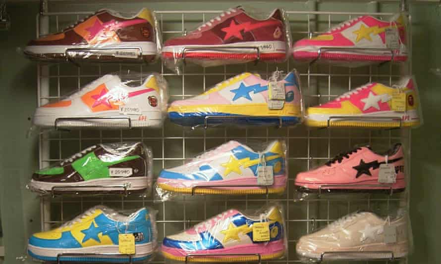 Sneakerhead Paradise كان متجرًا للمزادات العلنية في أوائل العقد الأول من القرن العشرين ، مع مدربين مثل BPE Shining Chocolate.