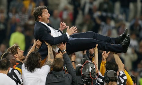Juventus players hoist Antonio Conte aloft