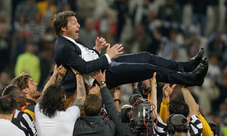 Les joueurs de la Juventus lancent Antonio Conte dans les airs après leur saison de 102 points.