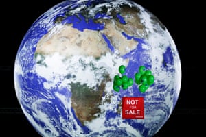 Na noite de sexta-feira, o Greenpeace levantou uma faixa dizendo 'NÃO ESTÁ À VENDA' contra o globo gigante no centro da sala de conferências em Glasgow