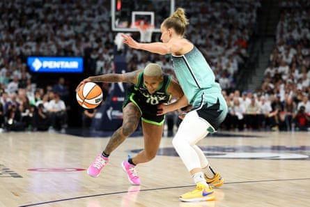 Courtney Williams dribbles during a WNBA game.