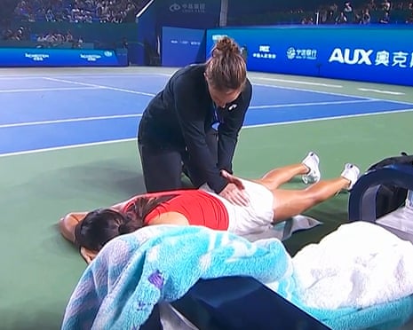 Emma Raducanu đang được điều trị lưng trong trận thua Zhu Lin tại giải Ningbo Open.