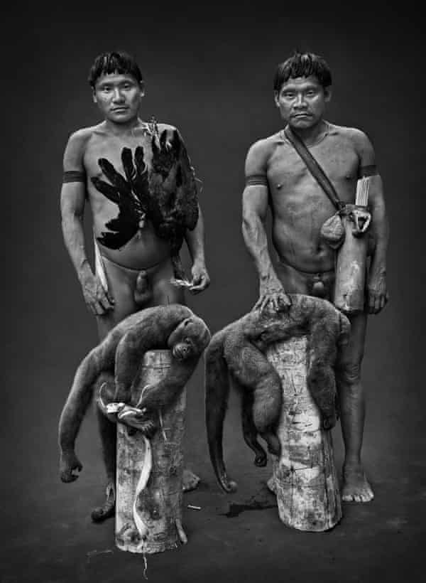 새가있는 사냥꾼, 목이 붉은 파이프 라인, 두 마리의 갈색 털 원숭이가 블로우 건의 독 화살에 떨어졌습니다.