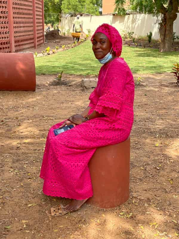 «J'ai récemment trouvé un parent qui prenait une douche ici.  Nous sommes un hôpital, pas une maison'… Dr Thérèse-Aida Ndiaye, directrice de l'hôpital.