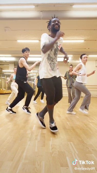 Mike ‘Noodles’ Bredy leads dancers on TikTok.