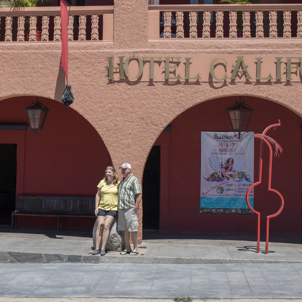 Отель калифорния на телефон. Отель Калифорния фото. Отель Калифорния Мексика. Тюрьма отель Калифорния. Отель Калифорния Тодос Сантос.