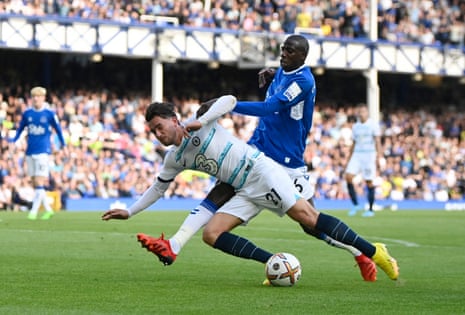 Everton’s Abdoulaye Doucoure fouls Chelsea’s Ben Chilwell leading to a penalty.
