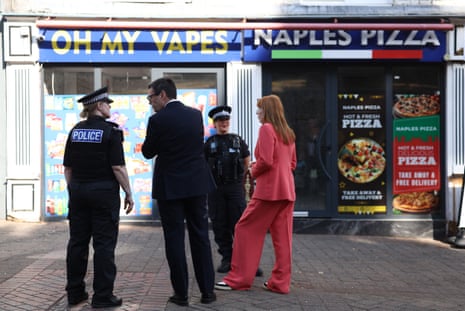 Burnham and Rayner outside a vape shop in Ilkeston.