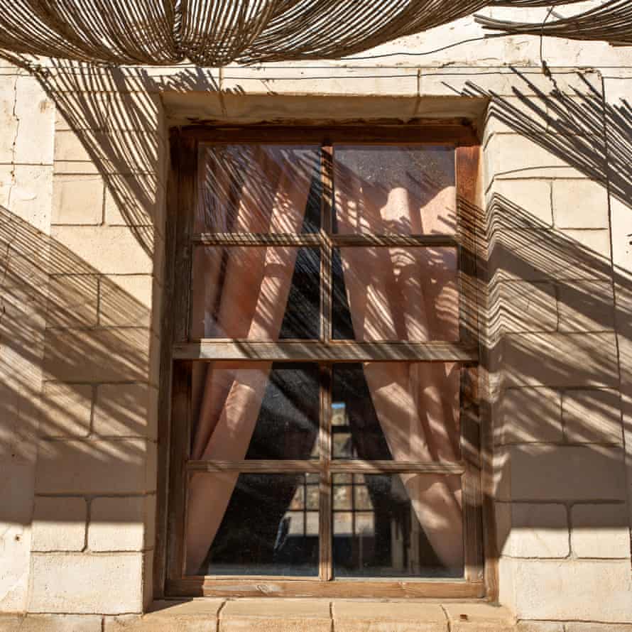 Détail d'une fenêtre dans l'ouest de Leone, un village de style occidental construit à l'origine pour filmer Il était une fois dans l'ouest de Sergio Leone