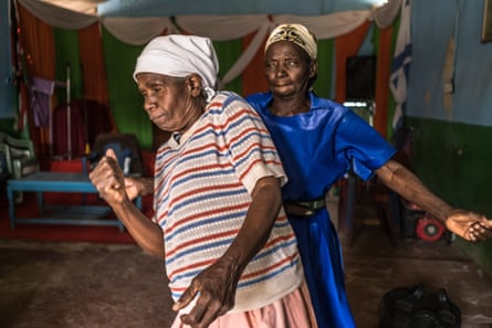 Glady Ngang'a (en foulard blanc) et Beatrice Nyariara (en robe bleue)