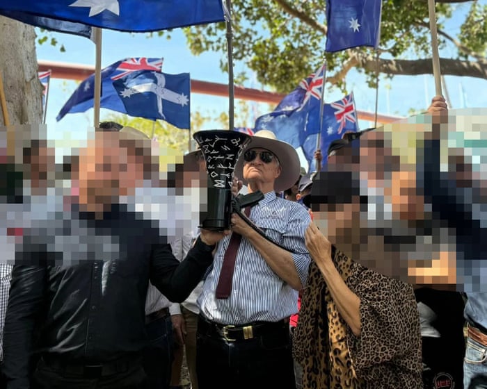 Bob Katter distances himself from neo-Nazi group associated with megaphone at anti-immigration protest