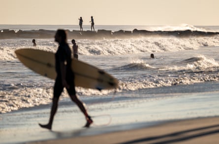 Property over individuals? New York Metropolis’s $52bn plan to save lots of itself from the ocean Specific Occasions 2 Surfers and others spend a day at Rockaway Beach as impact from Hurricane Lee delvers large surf and rip tides to much of the north-east on 14 September in New York City.