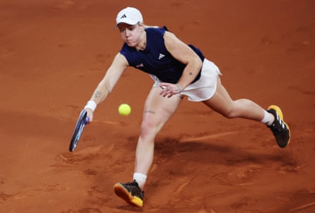 Sonay Kartal chases down the ball during her victory over Jule Niemeier.