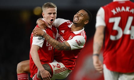 Pemain Arsenal Gabriel Jesus (tengah) merayakan gol ketiga mereka bersama Oleksandr Zinchenko.