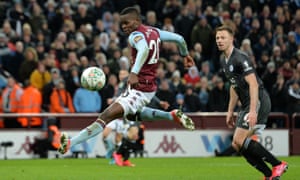 Mbwana Samatta hizo su debut en el Aston Villa en el partido de vuelta de semifinales de la Copa Carabao contra Leicester, que Villa ganó 2-1 para llegar a Wembley.