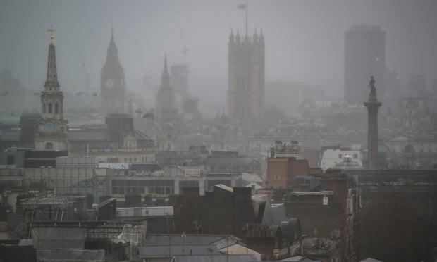  Worries about pollution and poor air quality in London are growing. They are highlighted on naturally foggy days, as polluting particles tend to increase the intensity of the fog.
