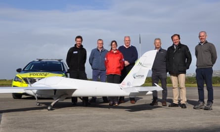 Die Drohne und das Snowdonia-Team, das sie erforscht und testet, darunter Sgt. Paul Terry, links.