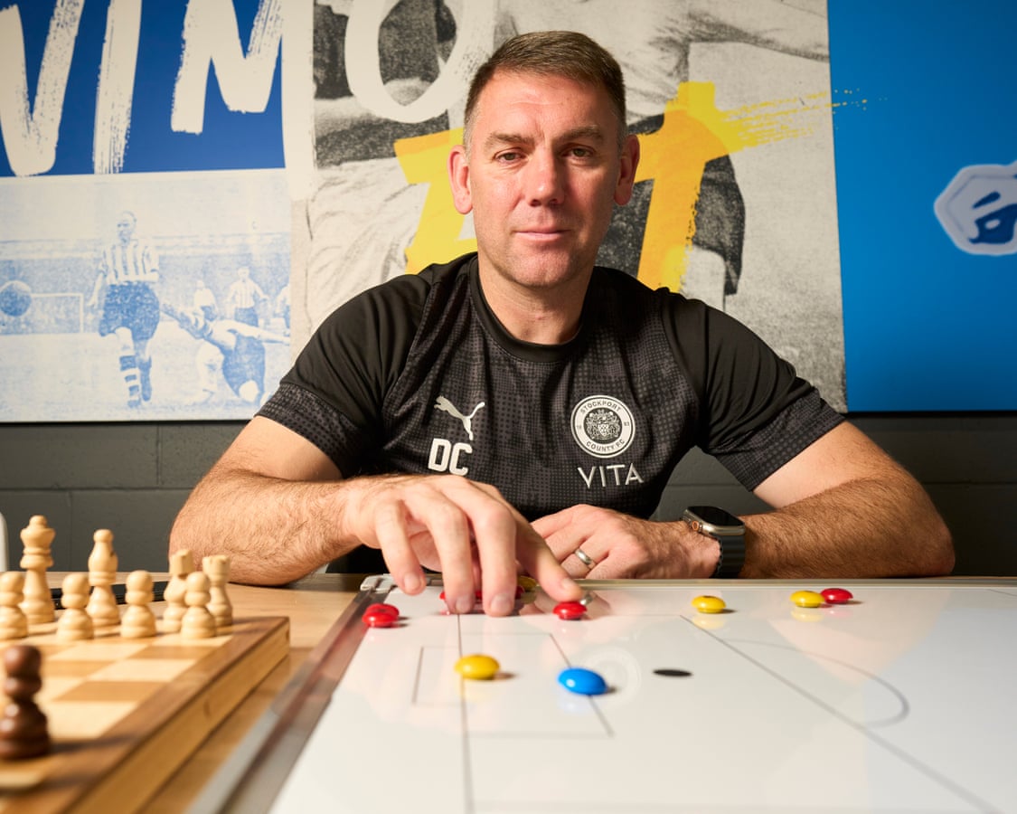 Dave Challinor, técnico do Stockport, discute táticas de arremesso lateral.