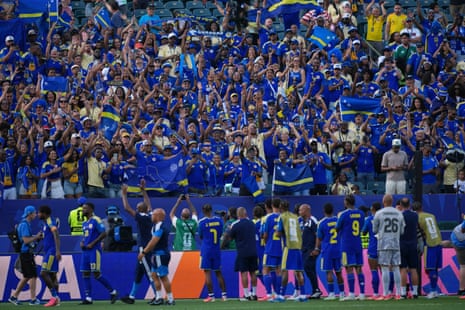 Jogadores e torcedores de Curaçao trocam elogios uns pelos outros.