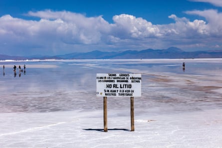 Ein Schild mit der Aufschrift „Nein zum Lithium“ in Salinas Grandes in Jujuy, Argentinien.  Salinas Grandes ist das drittgrößte Salzfeld der Welt mit einer exponierten Fläche von mehr als 21.200 Hektar, die sich Jujuy und Salta teilen.  Die Salzbergleute fördern Salz nur für den tierischen und menschlichen Gebrauch und lehnen den Vorschlag ab, Lithium für Energie und Batterien zu produzieren.