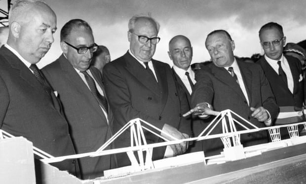 Riccardo Morandi demonstrates a model of Morandi Bridge to the then Italian president, Giuseppe Saragat, during the bridge’s inauguration.