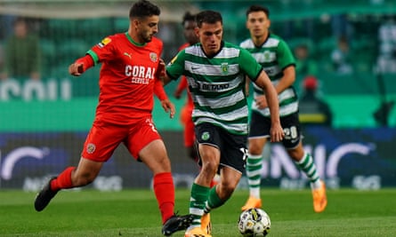 Manuel Ugarte (kanan) memiliki kesepakatan dengan Sporting Lisbon yang mengandung klausul rilis £52m.