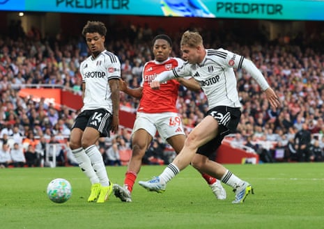 Ο Emile Smith Rowe της Φούλαμ σουτάρει προς την αντίπαλη εστία, αλλά βρίσκει τα πλάγια δίχτυα.
