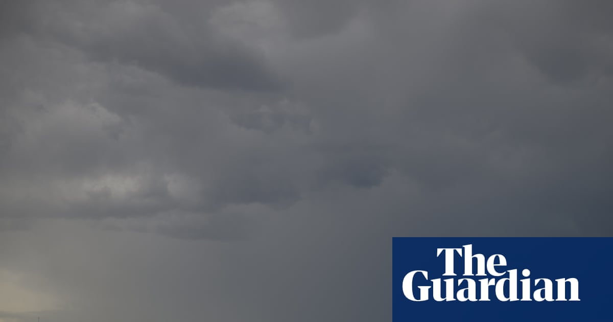 NSW storms leave man dead and thousands without power as temperatures soar into 30s