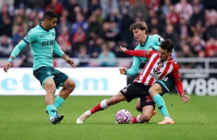 Sunderland’s Enzo Le Fée protects the ball from Fer López of Wolves