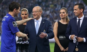 Porto’s goalkeeper Iker Casillas (left) and president, Jorge Nuno Pinto da Costa (centre), celebrate winning the league in May 2018.