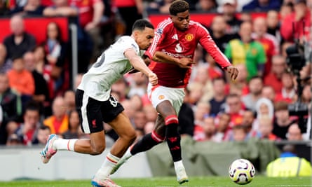 Marcus Rashford bataille avec Trent Alexander-Arnold de Liverpool.