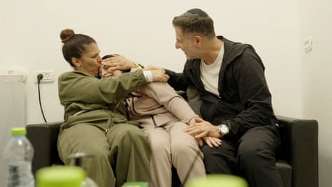 Daniella Gilboa, uma soldado que foi apreendida de sua base do exército no sul de Israel durante o ataque do Hamas em 7 de outubro de 2023, é adotada por seus pais depois de ser libertada.