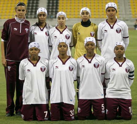 L'équipe féminine de football du Qatar s'aligne avant un match amical contre le Koweït en 2012.