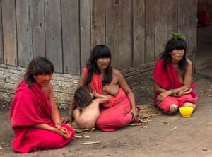 Three Araweté women and child.