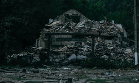 A destroyed building with a sign that reads ‘Welcome’