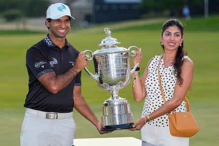 Aaron Rai and Gaurika Bishnoi with the Wanamaker Trophy