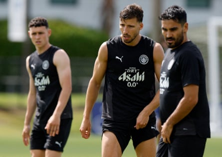 Manchester City’s Rúben Dias (centre) trains with Phil Foden (left) and Ilkay Gündogan